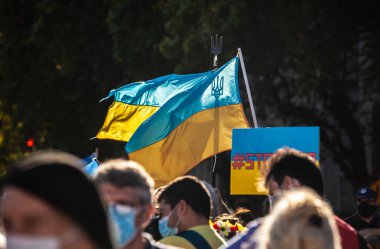 6 Mart 2022 Buenos Aires Arjantin: Rusya 'nın Buenos Aires' teki saldırısı sırasında Ukrayna 'ya destek yürüyüşü bayrakları