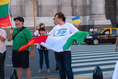 6 Mart 2022 Buenos Aires Arjantin: Rusya 'nın Buenos Aires' teki saldırısı sırasında Ukrayna 'ya destek yürüyüşüne katılanlar