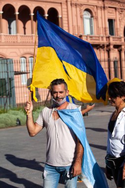 6 Mart 2022 Buenos Aires Arjantin: Rusya 'nın Buenos Aires' teki saldırısı sırasında Ukrayna 'ya destek yürüyüşüne katılanlar