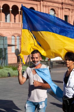 6 Mart 2022 Buenos Aires Arjantin: Rusya 'nın Buenos Aires' teki saldırısı sırasında Ukrayna 'ya destek yürüyüşüne katılanlar