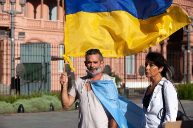 6 Mart 2022 Buenos Aires Arjantin: Rusya 'nın Buenos Aires' teki saldırısı sırasında Ukrayna 'ya destek yürüyüşüne katılanlar
