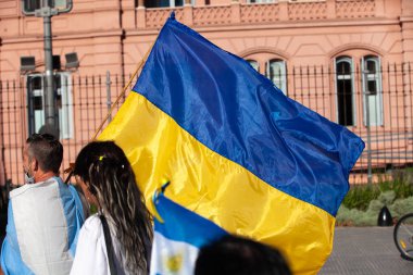 6 Mart 2022 Buenos Aires Arjantin: Rusya 'nın Buenos Aires' teki saldırısı sırasında Ukrayna 'ya destek yürüyüşü bayrakları