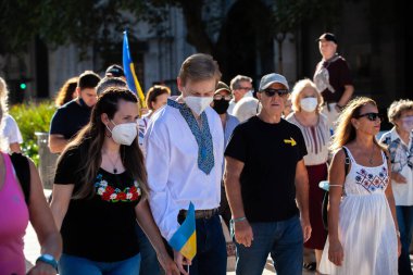 6 Mart 2022 Buenos Aires Arjantin: Rusya 'nın Buenos Aires' teki saldırısı sırasında Ukrayna 'ya destek yürüyüşüne katılanlar