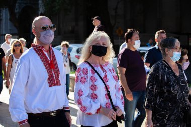 6 Mart 2022 Buenos Aires Arjantin: Rusya 'nın Buenos Aires' teki saldırısı sırasında Ukrayna 'ya destek yürüyüşüne katılanlar