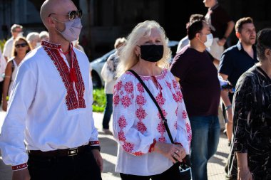 6 Mart 2022 Buenos Aires Arjantin: Rusya 'nın Buenos Aires' teki saldırısı sırasında Ukrayna 'ya destek yürüyüşüne katılanlar