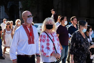 6 Mart 2022 Buenos Aires Arjantin: Rusya 'nın Buenos Aires' teki saldırısı sırasında Ukrayna 'ya destek yürüyüşüne katılanlar