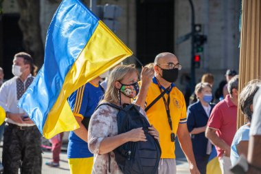 6 Mart 2022 Buenos Aires Arjantin: Rusya 'nın Buenos Aires' teki saldırısı sırasında Ukrayna 'ya destek yürüyüşüne katılanlar