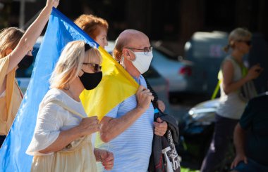 6 Mart 2022 Buenos Aires Arjantin: Rusya 'nın Buenos Aires' teki saldırısı sırasında Ukrayna 'ya destek yürüyüşüne katılanlar