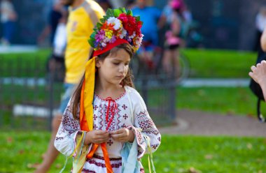 6 Mart 2022 Buenos Aires Arjantin: Buenos Aires 'teki Rus saldırısı sırasında Ukrayna' ya destek yürüyüşü yapan çocuklar