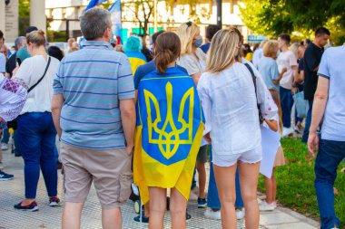 6 Mart 2022 Buenos Aires Arjantin: Rusya 'nın Buenos Aires' teki saldırısı sırasında Ukrayna 'ya destek yürüyüşü bayrakları