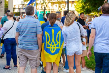 6 Mart 2022 Buenos Aires Arjantin: Rusya 'nın Buenos Aires' teki saldırısı sırasında Ukrayna 'ya destek yürüyüşü bayrakları