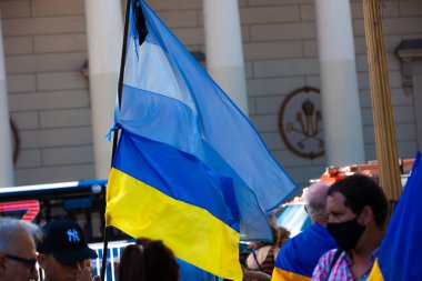 6 Mart 2022 Buenos Aires Arjantin: Rusya 'nın Buenos Aires' teki saldırısı sırasında Ukrayna 'ya destek yürüyüşü bayrakları