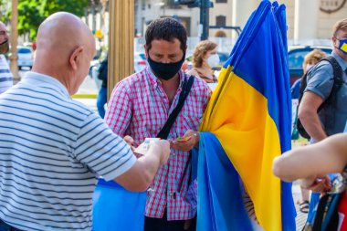 6 Mart 2022 Buenos Aires Arjantin: Rus saldırısı sırasında Ukrayna 'ya destek yürüyüşü yapan bayrak satıcısı