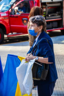 6 Mart 2022 Buenos Aires Arjantin: Rusya 'nın Buenos Aires' teki saldırısı sırasında Ukrayna 'ya destek yürüyüşüne katılanlar