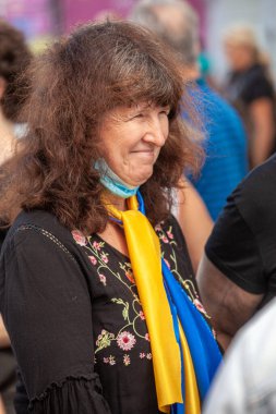 6 Mart 2022 Buenos Aires Arjantin: Rusya 'nın Buenos Aires' teki saldırısı sırasında Ukrayna 'ya destek yürüyüşüne katılanlar