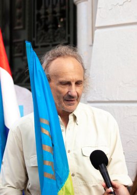 6 Mart 2022 Buenos Aires Arjantin: Rusya 'nın Buenos Aires' teki saldırısı sırasında Ukrayna 'ya destek yürüyüşüne katılanlar