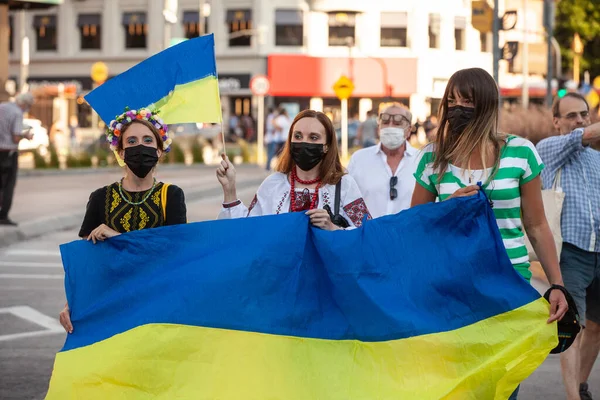 6 Mart 2022 Buenos Aires Arjantin: Rusya 'nın Buenos Aires' teki saldırısı sırasında Ukrayna 'ya destek yürüyüşüne katılanlar