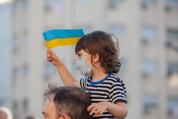 Аргентина: дети на марше в поддержку Украины во время российской агрессии в Буэнос-Айресе