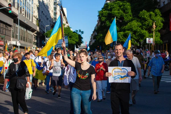 6 Mart 2022 Buenos Aires Arjantin: Rusya 'nın Buenos Aires' teki saldırısı sırasında Ukrayna 'ya destek yürüyüşü