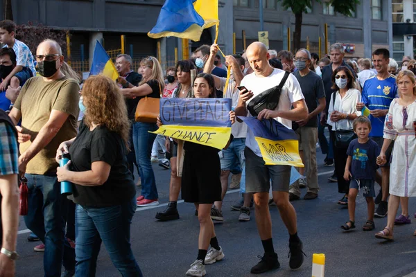6 Mart 2022 Buenos Aires Arjantin: Rusya 'nın Buenos Aires' teki saldırısı sırasında Ukrayna 'ya destek yürüyüşü