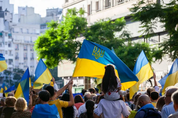 6 Mart 2022 Buenos Aires Arjantin: Rusya 'nın Buenos Aires' teki saldırısı sırasında Ukrayna 'ya destek yürüyüşü bayrakları