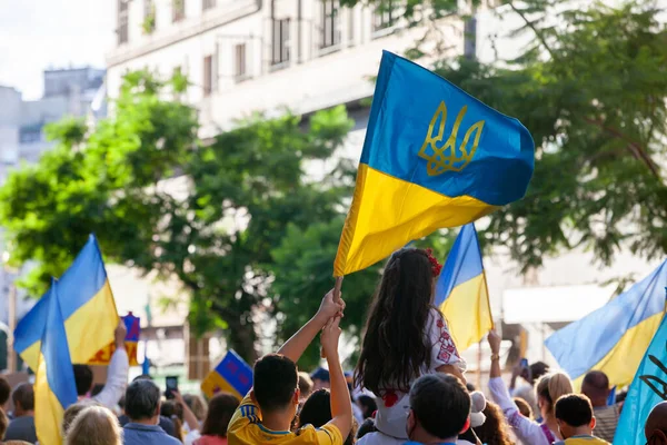 2022年3月6日ブエノスアイレスアルゼンチン ブエノスアイレスでのロシアの侵略中にウクライナを支援する行進にフラグ — ストック写真