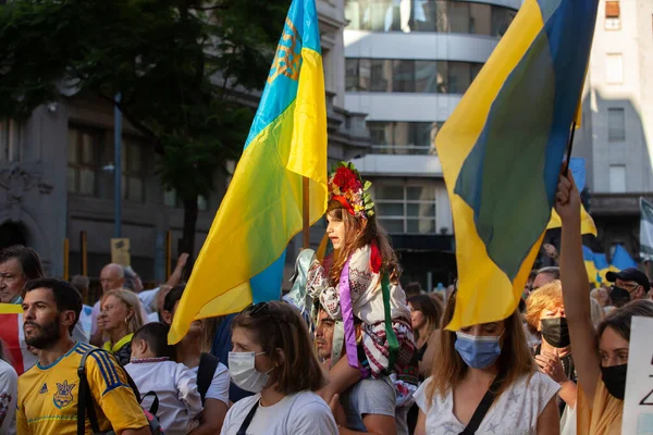 6 Mart 2022 Buenos Aires Arjantin: Rusya 'nın Buenos Aires' teki saldırısı sırasında Ukrayna 'ya destek yürüyüşüne katılanlar