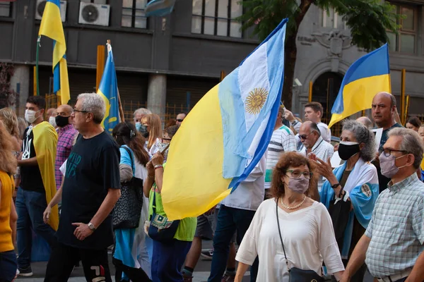 6 Mart 2022 Buenos Aires Arjantin: Rusya 'nın Buenos Aires' teki saldırısı sırasında Ukrayna 'ya destek yürüyüşü