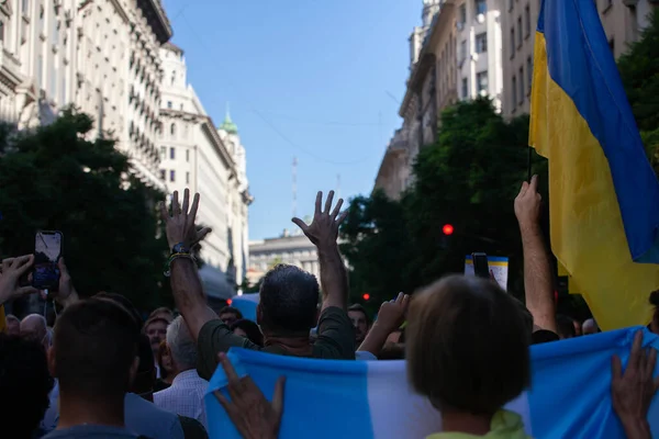 6 Mart 2022 Buenos Aires Arjantin: Rusya 'nın Buenos Aires' teki saldırısı sırasında Ukrayna 'ya destek yürüyüşüne katılanlar