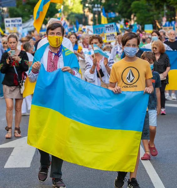 6 Mart 2022 Buenos Aires Arjantin: Rusya 'nın Buenos Aires' teki saldırısı sırasında Ukrayna 'ya destek yürüyüşü bayrakları
