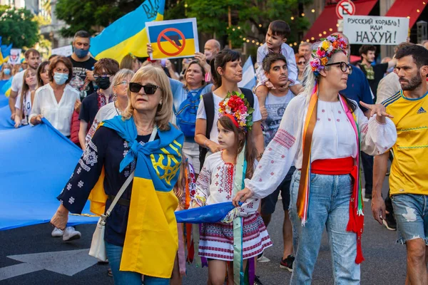 2022年3月6日ブエノスアイレスアルゼンチン ブエノスアイレスでのロシアの侵略中にウクライナを支援する行進の参加者 — ストック写真