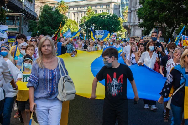 6 Mart 2022 Buenos Aires Arjantin: Rusya 'nın Buenos Aires' teki saldırısı sırasında Ukrayna 'ya destek yürüyüşü