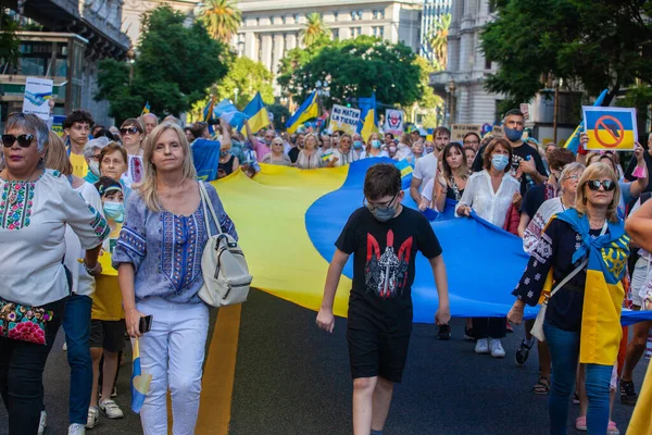 6 Mart 2022 Buenos Aires Arjantin: Rusya 'nın Buenos Aires' teki saldırısı sırasında Ukrayna 'ya destek yürüyüşü
