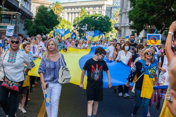 6 Mart 2022 Buenos Aires Arjantin: Rusya 'nın Buenos Aires' teki saldırısı sırasında Ukrayna 'ya destek yürüyüşü
