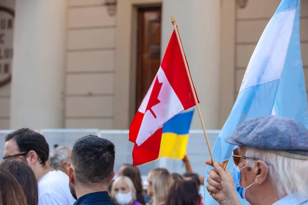 2022年3月6日ブエノスアイレスアルゼンチン ブエノスアイレスでのロシアの侵略中にウクライナを支援する行進にカナダをフラグ — ストック写真