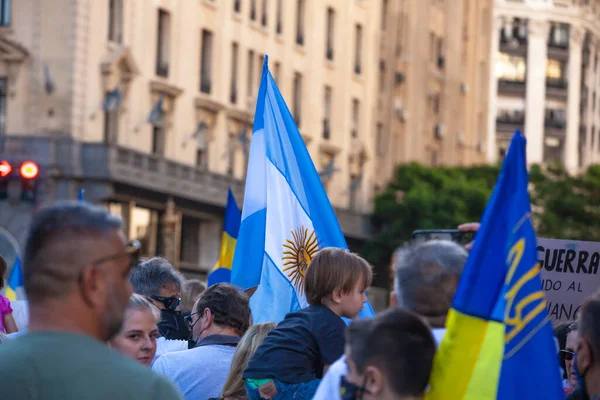 6 Mart 2022 Buenos Aires Arjantin: Rusya 'nın Buenos Aires' teki saldırısı sırasında Ukrayna 'ya destek yürüyüşü bayrakları