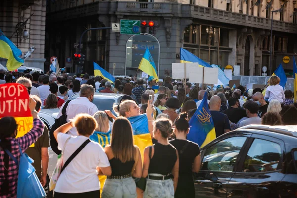 6 Mart 2022 Buenos Aires Arjantin: Rusya 'nın Buenos Aires' teki saldırısı sırasında Ukrayna 'ya destek yürüyüşü