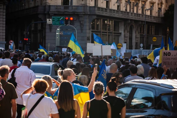 6 Mart 2022 Buenos Aires Arjantin: Rusya 'nın Buenos Aires' teki saldırısı sırasında Ukrayna 'ya destek yürüyüşü
