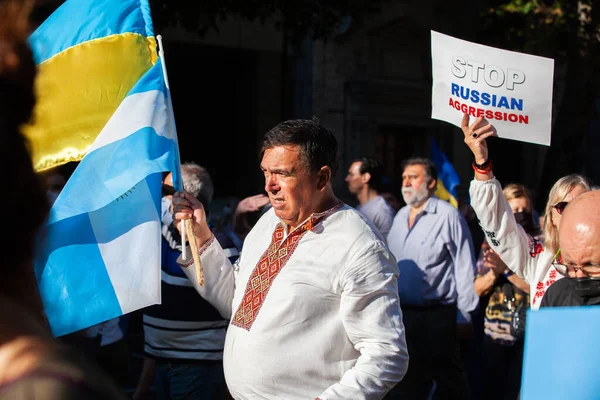 6 Mart 2022 Buenos Aires Arjantin: Rusya 'nın Buenos Aires' teki saldırısı sırasında Ukrayna 'ya destek yürüyüşüne katılanlar