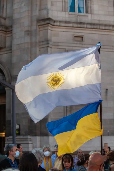 6 Mart 2022 Buenos Aires Arjantin: Rusya 'nın Buenos Aires' teki saldırısı sırasında Ukrayna 'ya destek yürüyüşü bayrakları