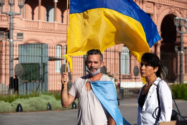 6 Mart 2022 Buenos Aires Arjantin: Rusya 'nın Buenos Aires' teki saldırısı sırasında Ukrayna 'ya destek yürüyüşüne katılanlar