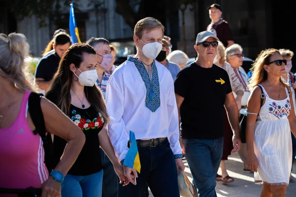 6 Mart 2022 Buenos Aires Arjantin: Rusya 'nın Buenos Aires' teki saldırısı sırasında Ukrayna 'ya destek yürüyüşüne katılanlar
