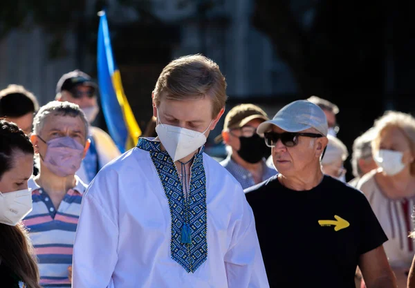 6 Mart 2022 Buenos Aires Arjantin: Rusya 'nın Buenos Aires' teki saldırısı sırasında Ukrayna 'ya destek yürüyüşüne katılanlar