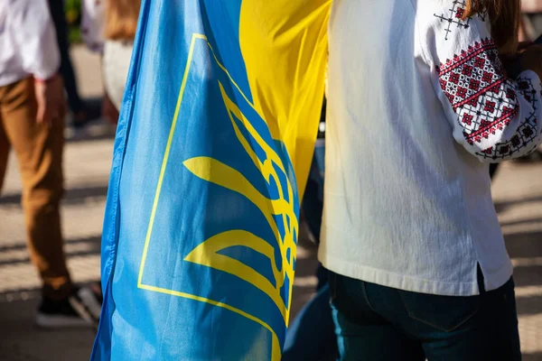 6 Mart 2022 Buenos Aires Arjantin: Rusya 'nın Buenos Aires' teki saldırısı sırasında Ukrayna 'ya destek yürüyüşü bayrakları