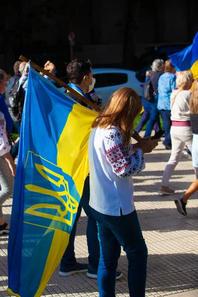6 Mart 2022 Buenos Aires Arjantin: Rusya 'nın Buenos Aires' teki saldırısı sırasında Ukrayna 'ya destek yürüyüşüne katılanlar