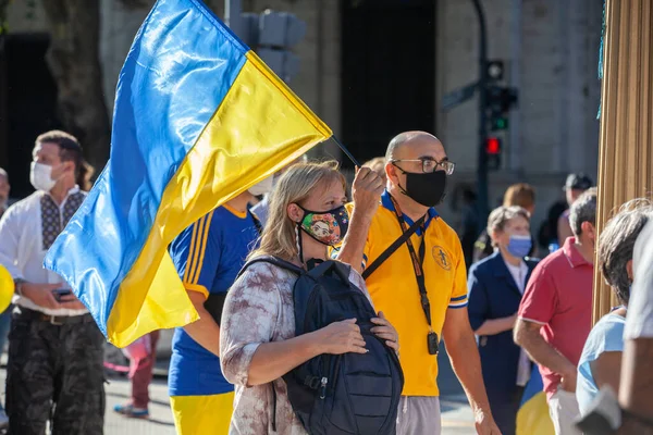 6 Mart 2022 Buenos Aires Arjantin: Rusya 'nın Buenos Aires' teki saldırısı sırasında Ukrayna 'ya destek yürüyüşüne katılanlar