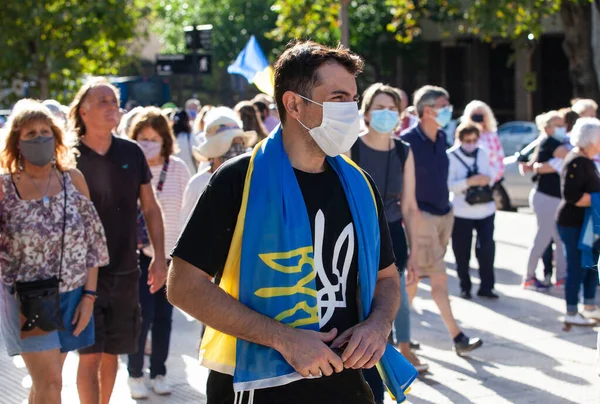 6 Mart 2022 Buenos Aires Arjantin: Rusya 'nın Buenos Aires' teki saldırısı sırasında Ukrayna 'ya destek yürüyüşüne katılanlar