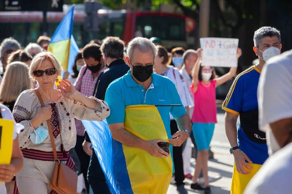6 Mart 2022 Buenos Aires Arjantin: Rusya 'nın Buenos Aires' teki saldırısı sırasında Ukrayna 'ya destek yürüyüşüne katılanlar