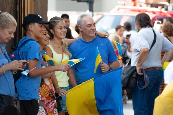 6 Mart 2022 Buenos Aires Arjantin: Rusya 'nın Buenos Aires' teki saldırısı sırasında Ukrayna 'ya destek yürüyüşüne katılanlar