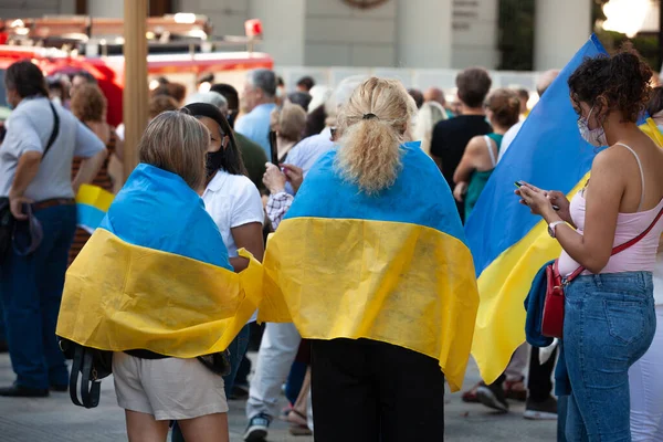 6 Mart 2022 Buenos Aires Arjantin: Rusya 'nın Buenos Aires' teki saldırısı sırasında Ukrayna 'ya destek yürüyüşü bayrakları